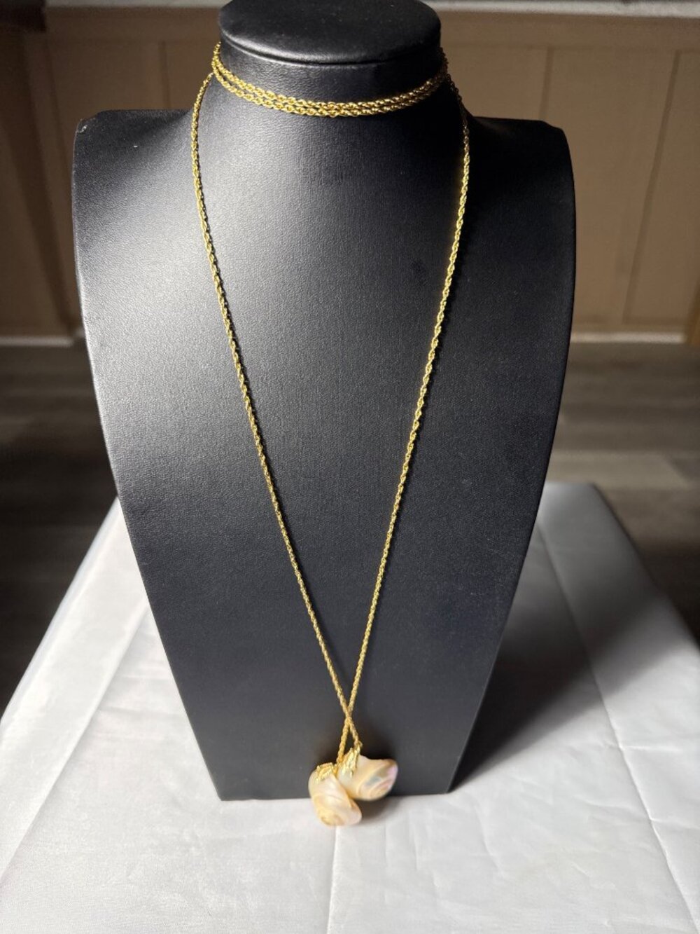 Vintage Gold Rope Chain Lariat Sea Snail Shell Necklace Pendant Drop
